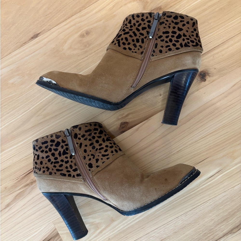 Donald Pliner Tan Ankle Boot Womens Sz 9 Suede Leather Leopard Print Y2K - Picture 3 of 10